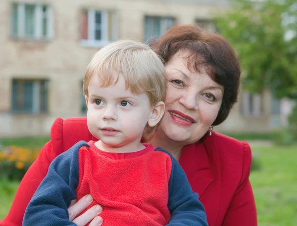 Feliz abuela con su nieto — Foto de Stock