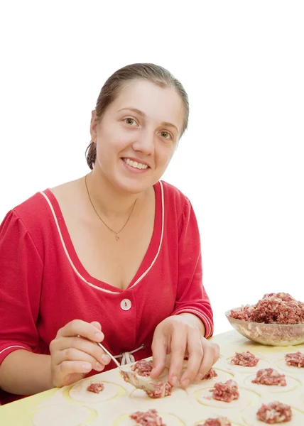 Женщина делает пельмени из мяса — стоковое фото