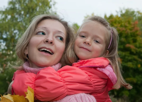 Donna con figlia in autunno — Foto Stock