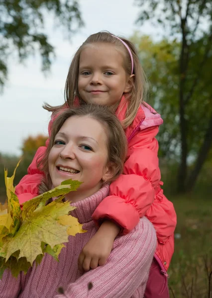 Anne ile kızı çayır üzerinde — Stok fotoğraf