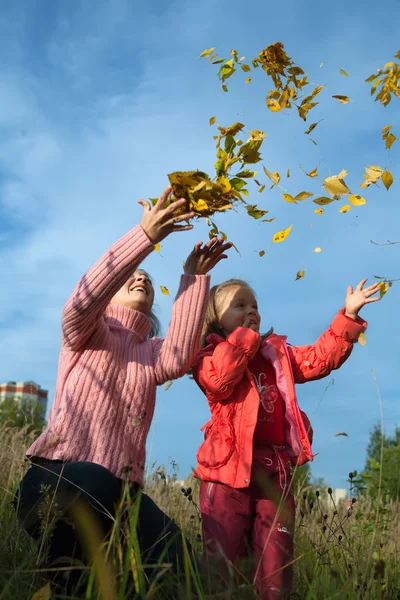 Madre y su hijo lanzando mapa amarillo —  Fotos de Stock