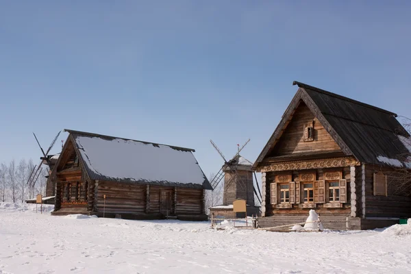 Загородный дом в зимний день — стоковое фото
