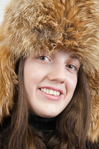Fox şapkalı genç kadın — Stok fotoğraf