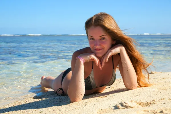 Chica en bikini tomando el sol —  Fotos de Stock