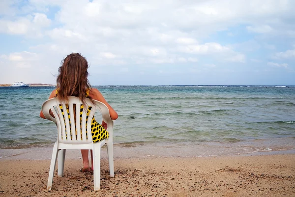 Χαλαρώνοντας σε καρέκλα στη θάλασσα ακτή — Φωτογραφία Αρχείου