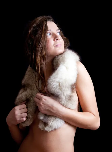 Mujer desnuda cubierta de piel de zorro — Foto de Stock