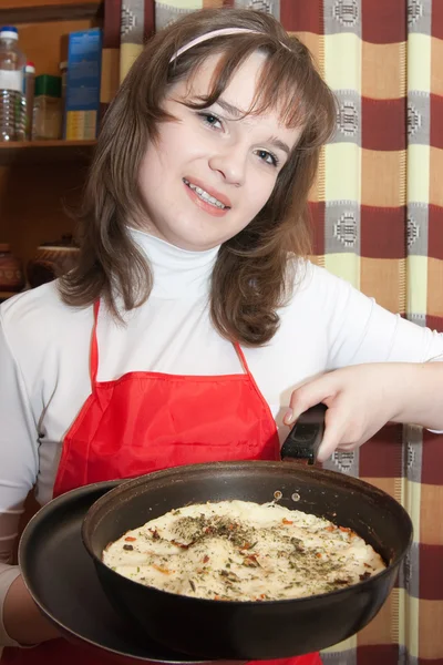 Girl cooking a scrambled eggs — Stock Photo, Image