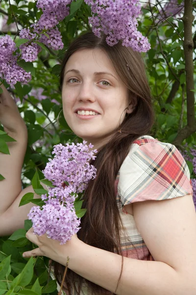 Sonriente chica contra lila —  Fotos de Stock