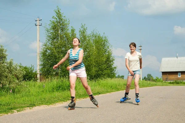 Dwie młode dziewczyny na Łyżworolki — Zdjęcie stockowe