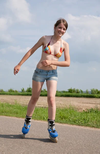 Молода дівчина на роликових лезах — стокове фото