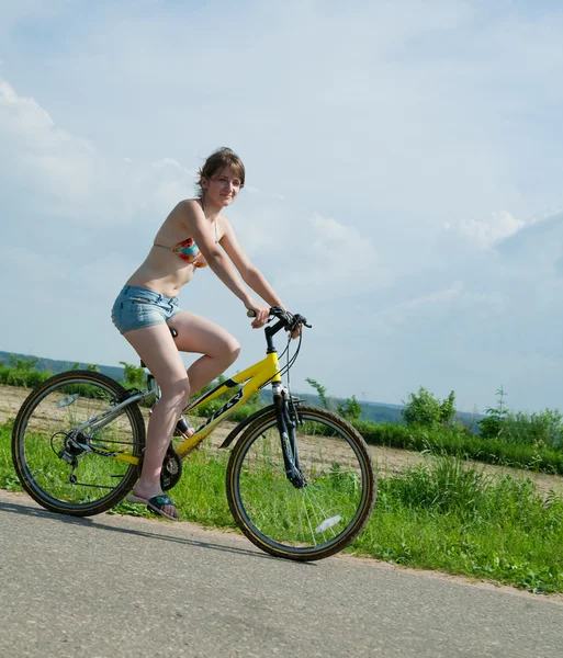 여자는 자전거에 간다 — 스톡 사진