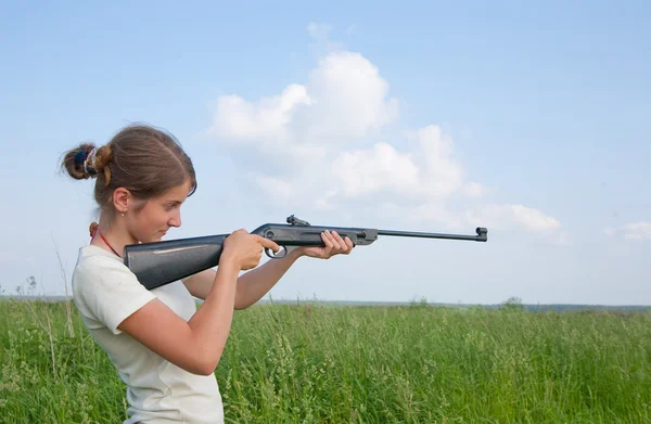 Flicka med luftgevär — Stockfoto