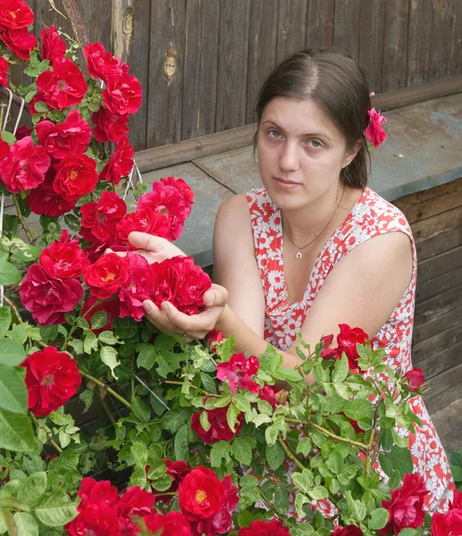Chica con rosas —  Fotos de Stock