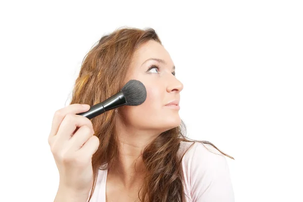 Mujer poniendo maquillaje en su cara — Foto de Stock