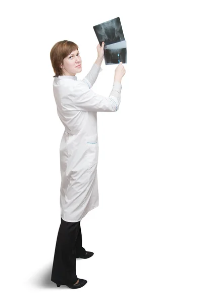 Kobieta lekarz patrząc na zdjęcie rentgenowskie — Zdjęcie stockowe