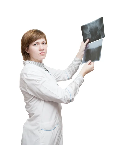 女医生看着 x 射线 — 图库照片