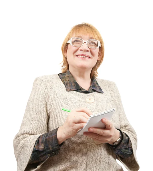 Senior vrouw schrijven op een notitieblok — Stockfoto
