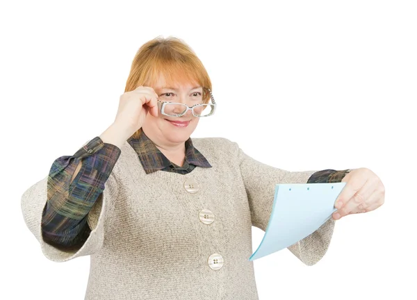 Lachende senior vrouw lezen van een krant — Stockfoto