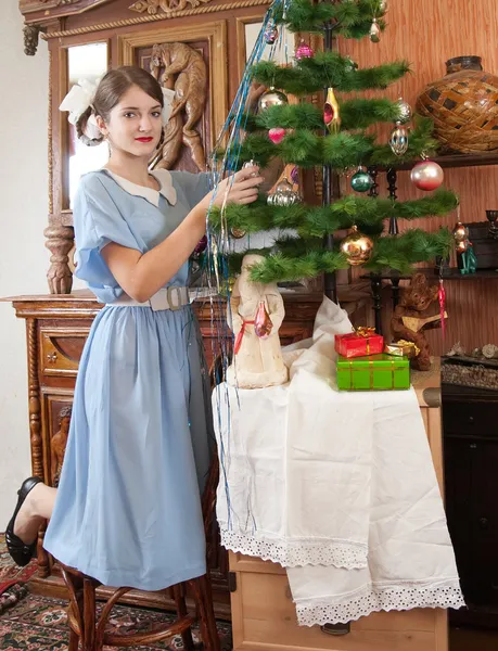 크리스마스 트리 장식하는 소녀 — 스톡 사진