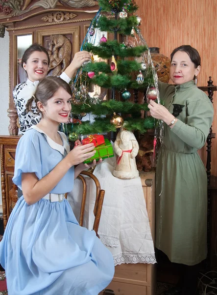 크리스마스 트리를 집에서 장식하고 있는 가족 — 스톡 사진