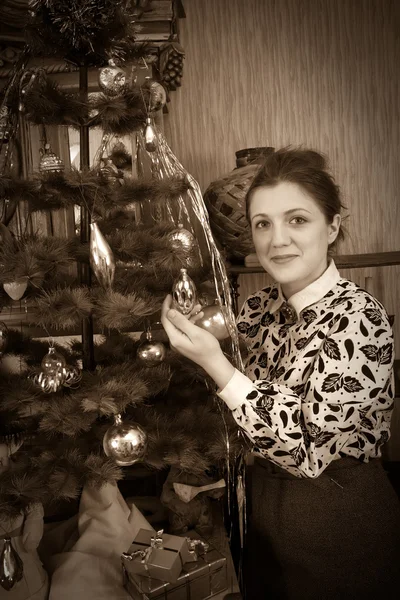 Chica retro decorando árbol de Navidad —  Fotos de Stock