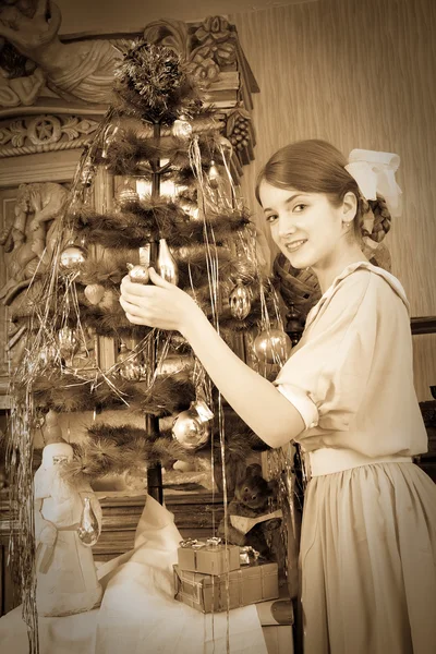 クリスマスを飾る十代の少女 — ストック写真