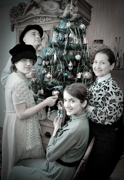Família retro perto da árvore de Natal — Fotografia de Stock