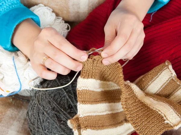 Primo piano delle mani della donna di lavoro a maglia — Foto Stock
