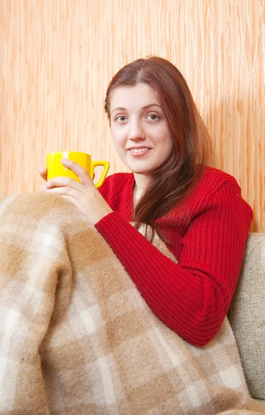 Flicka med en gul kopp — Stockfoto