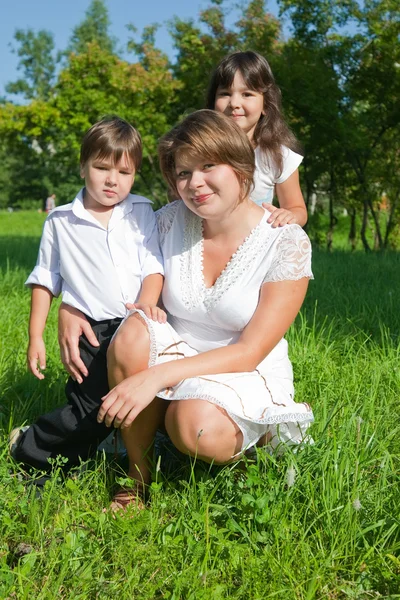 Mãe com crianças no prado — Fotografia de Stock