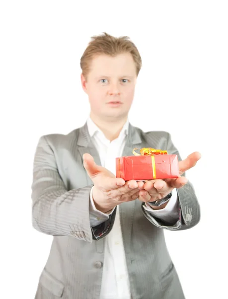 Mann hält rote Geschenkschachtel in die Höhe — Stockfoto