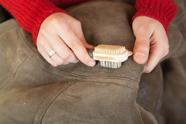 Woman cleaning a sheepskin — Stock Photo, Image