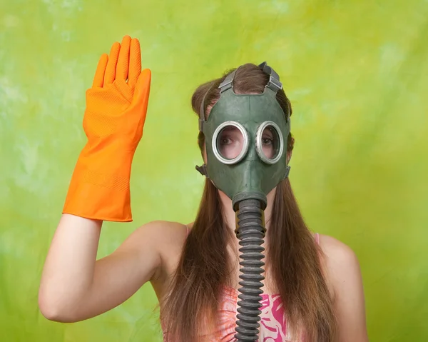 防毒マスク ポインティング停止の女の子 — ストック写真