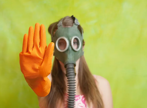 Дівчина в газовій масці вказує STOP — стокове фото