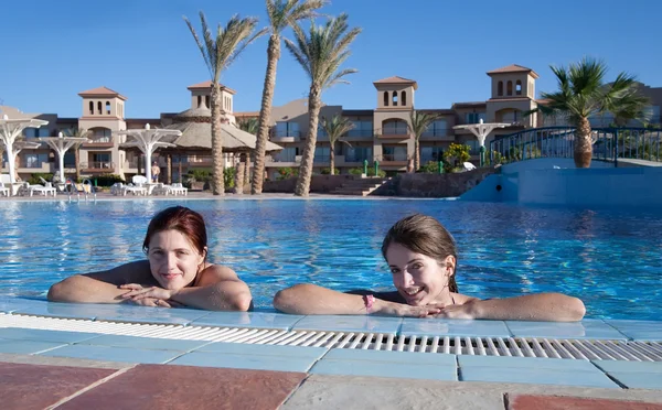 Flickor i poolen på resort hotel — Stockfoto