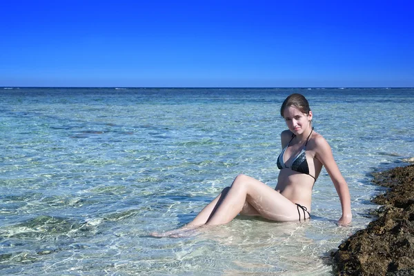 Chica en bikini costa del mar —  Fotos de Stock