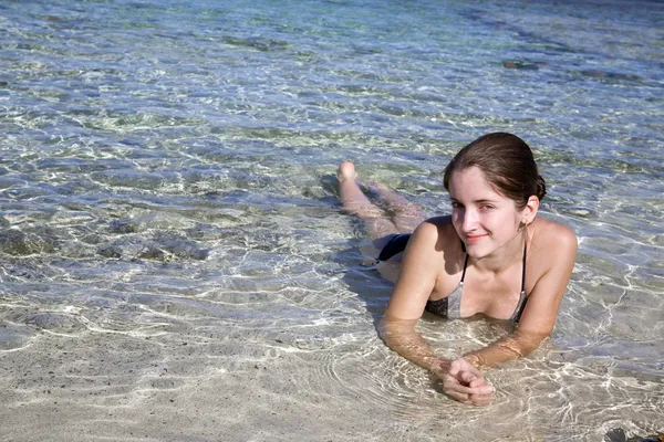 Chica en bikini descansando —  Fotos de Stock