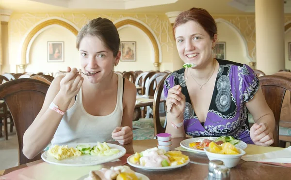 Two girls having lunch — Stock Photo, Image
