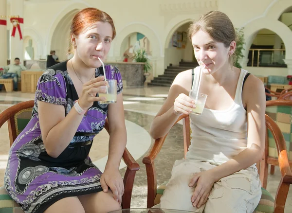 Meninas beber suco — Fotografia de Stock