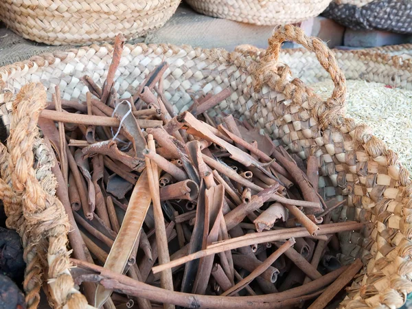 Cinnamon bark in basket — Stock Photo, Image