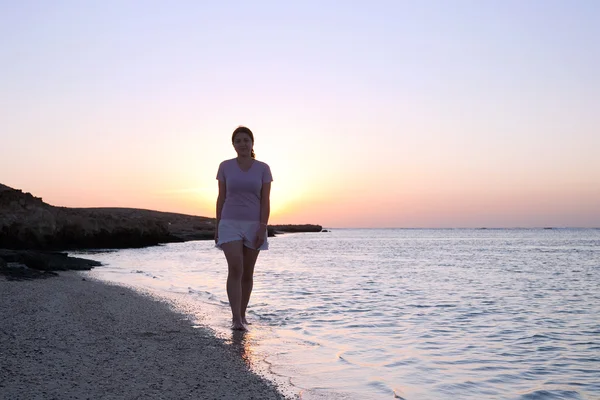 日の出の時に海岸海の女の子 — ストック写真