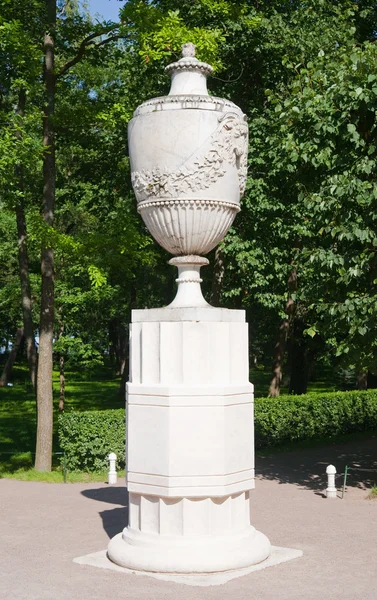 公園でヴィンテージ花瓶 — ストック写真