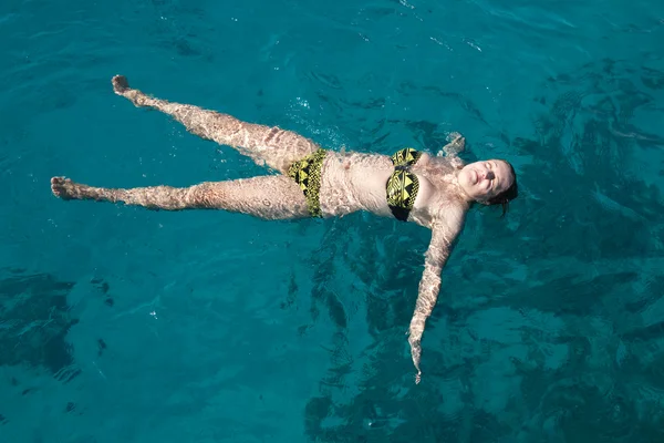 Mujer relajante en ola de mar — Foto de Stock