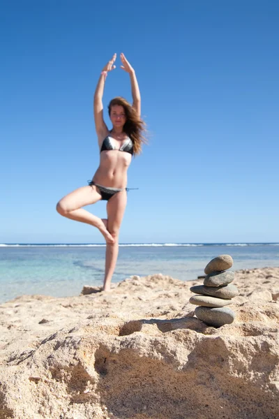 Vyvážené kameny a dívka dělá jógu — Stock fotografie