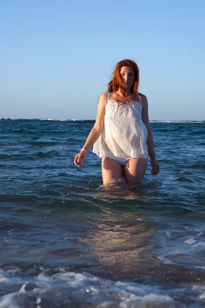 Lány a fehér-tengeri hullám — Stock Fotó