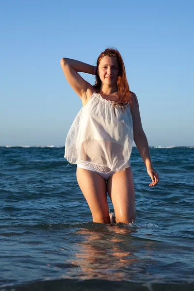 바다 물결에 화이트 소녀 — 스톡 사진