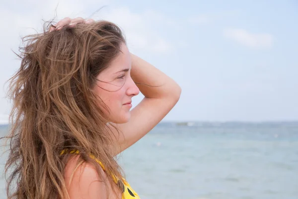 Dlouhé vlasy-dívka proti oceán — Stock fotografie