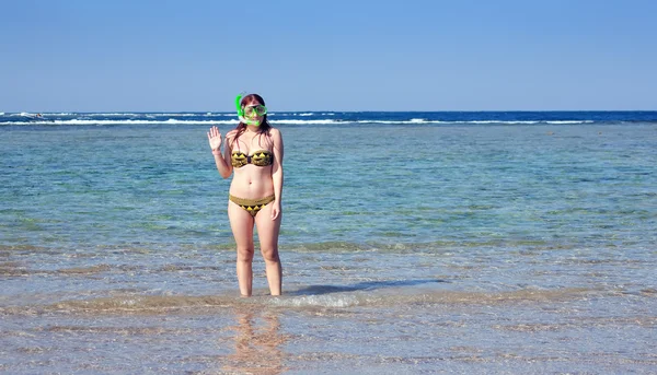 Donna che si prepara a fare snorkeling — Foto Stock