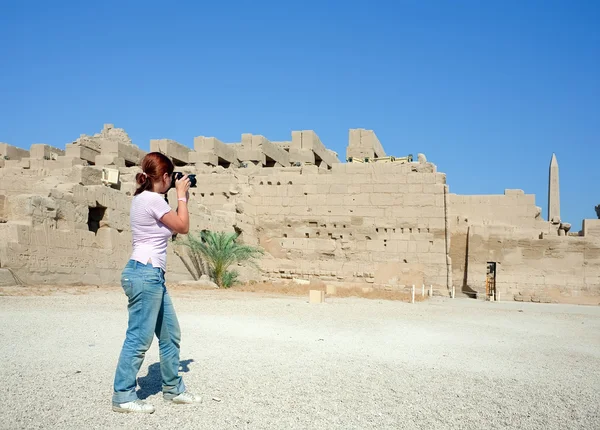 Chica está fotografiando Karnak Templo —  Fotos de Stock