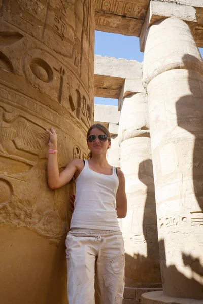Turista contra Templo de Karnak — Fotografia de Stock